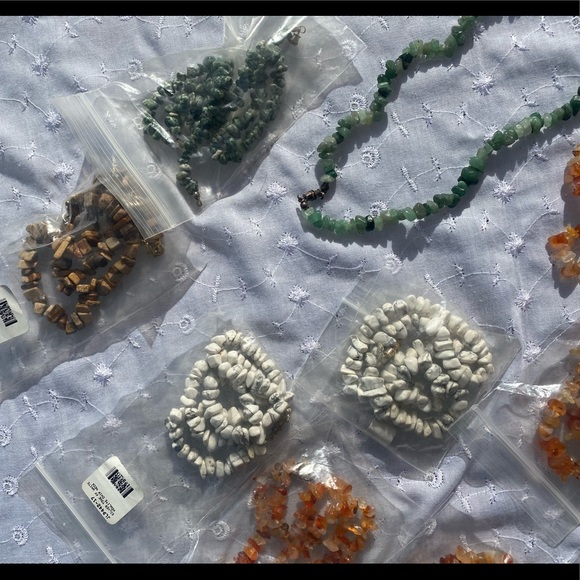 natural Howlite Chip twist-close necklace- 2 - Picture 3 of 8